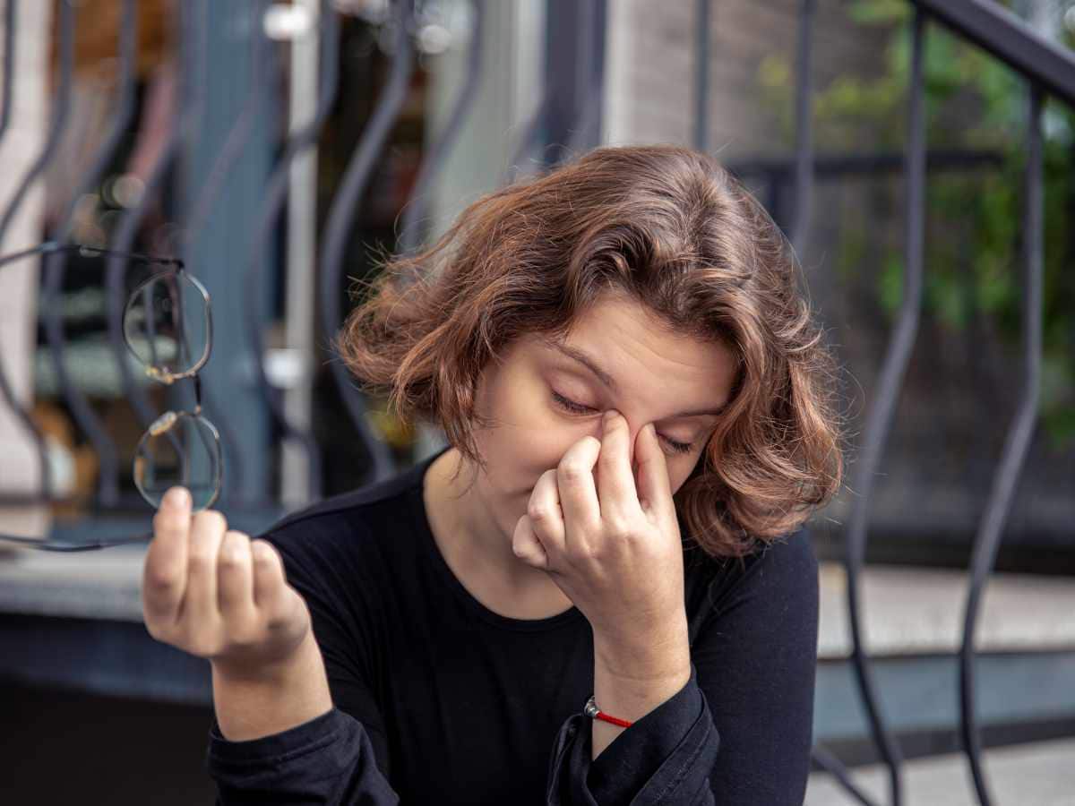 unusual vision changes, blurry vision, vision changes, Pregnancy Challenges, Postpartum, Eye health, postpartum care, hormonal changes during pregnancy, pregnancy and eye health, postpartum period and eye health