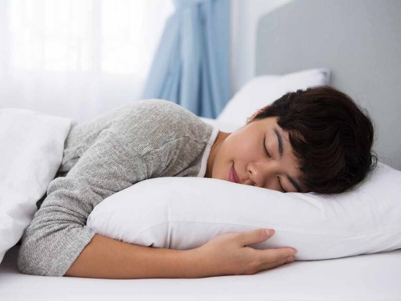 अस्थमा के मरीजों के लिए इस करवट सोना है सबसे बेहतर? जानिए Asthma में नींद की कमी से बचने के उपाय