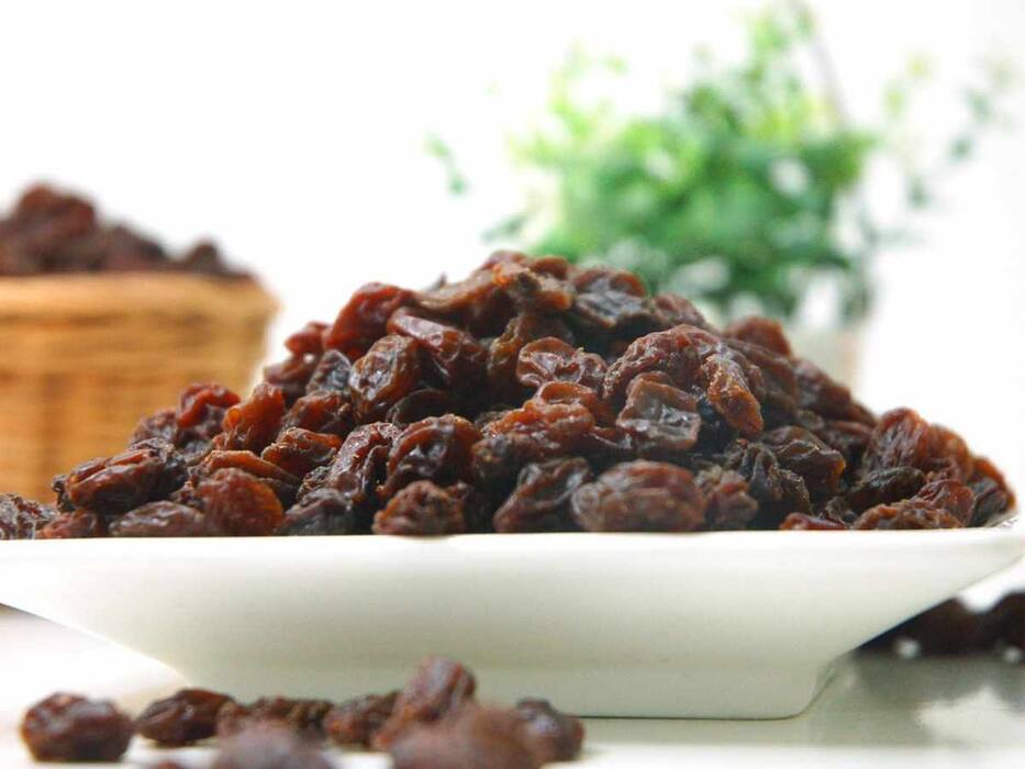 Swelled Raisin 6 Healthy Reasons Why You Must Eat Soaked Raisins Every Morning ...