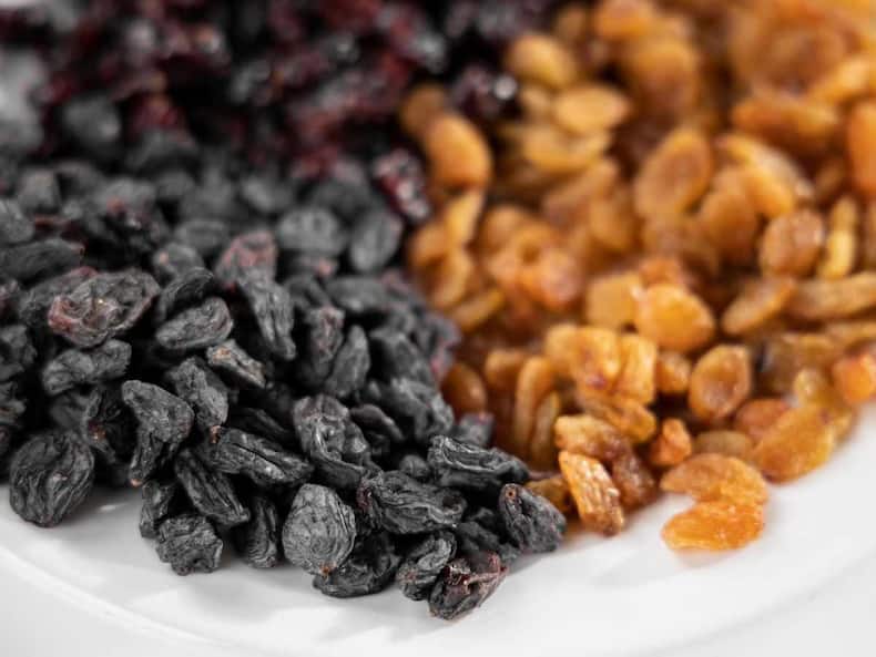 Swelled Raisin 6 Healthy Reasons Why You Must Eat Soaked Raisins Every Morning ...