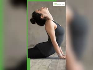 रोज सुबह मां से जरूर करवाएं ये 5 योगासन