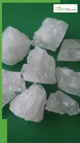 नहाने से पहले चेहरे पर फिटकरी कैसे लगाएं?