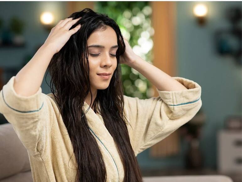 मानसून में बालों का झड़ना कैसे रोकें? जानें 5 तरीके, जिनसे रुकेगा हेयर फॉल और ग्रोथ में मिलेगी मदद