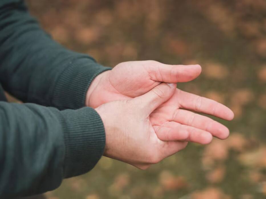 बार-बार हाथ-पैर सुन्न क्यों हो जाते हैं? जानें किस विटामिन की कमी का हो सकता है लक्षण