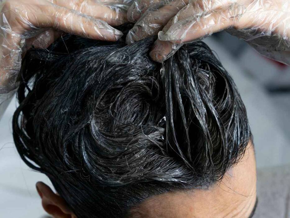 केवल 2 आंवलों के पेस्ट से ही सफेद बाल हो जाएंगे काले, इस तरह घर पर बनाएं नेचुरल हेयर डाय