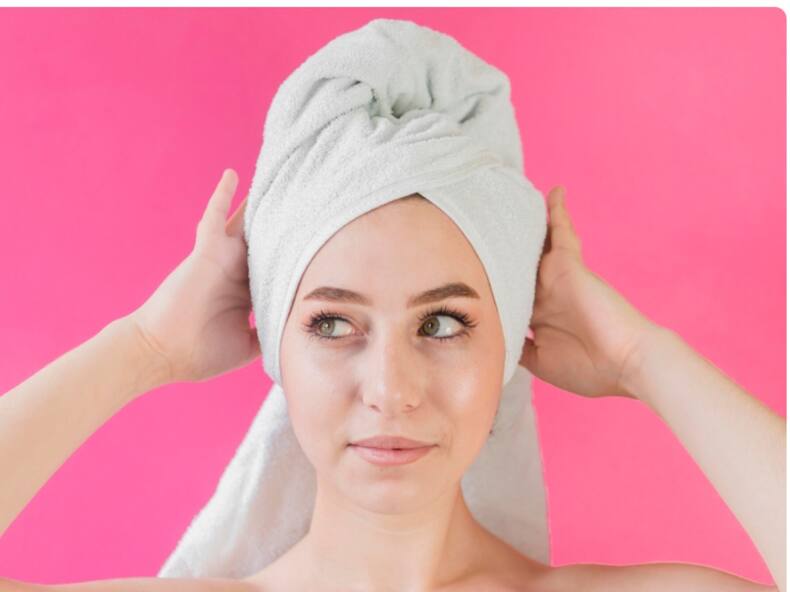 घास जैसे बालों को सॉफ्ट बनाने के लिए सिर पर इस तरह लपेटें गर्म पानी में भीगा तौलिया, कम होगी हेयर फॉल की भी समस्या