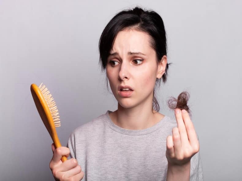 घास जैसे बालों को सॉफ्ट बनाने के लिए सिर पर इस तरह लपेटें गर्म पानी में भीगा तौलिया, कम होगी हेयर फॉल की भी समस्या