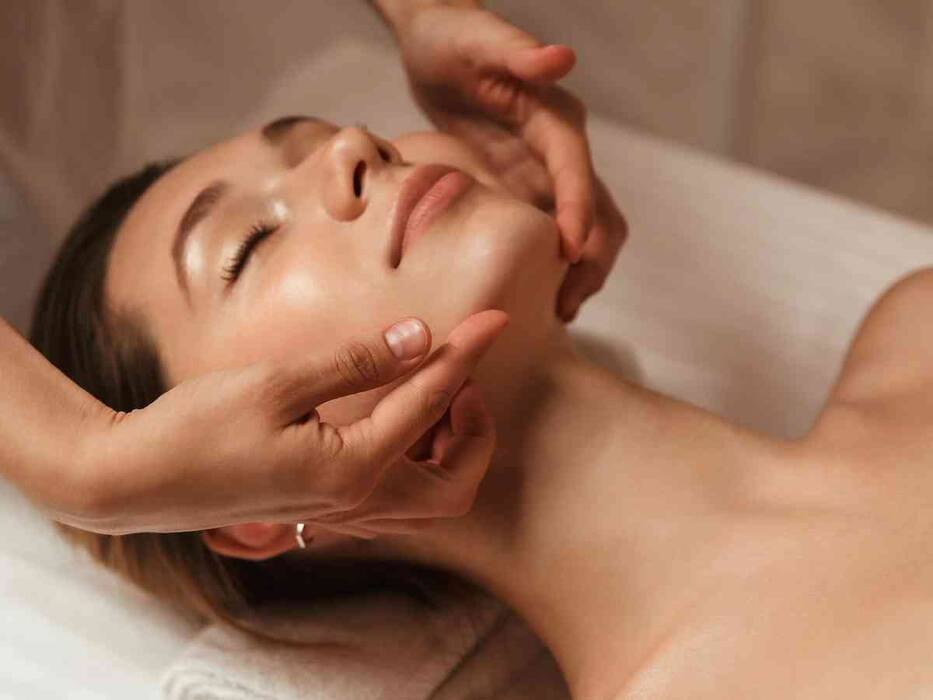 चेहरे की झुर्रियां हटाने के लिए कैसे लगाएं अलसी का तेल? जानिए 5 आसान तरीके