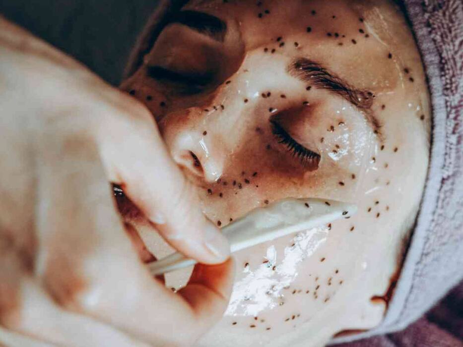 चेहरे की झुर्रियां हटाने के लिए कैसे लगाएं अलसी का तेल? जानिए 5 आसान तरीके