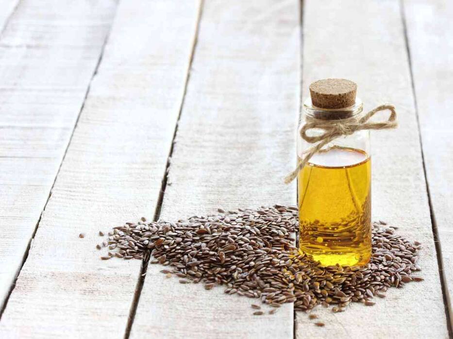 चेहरे की झुर्रियां हटाने के लिए कैसे लगाएं अलसी का तेल? जानिए 5 आसान तरीके