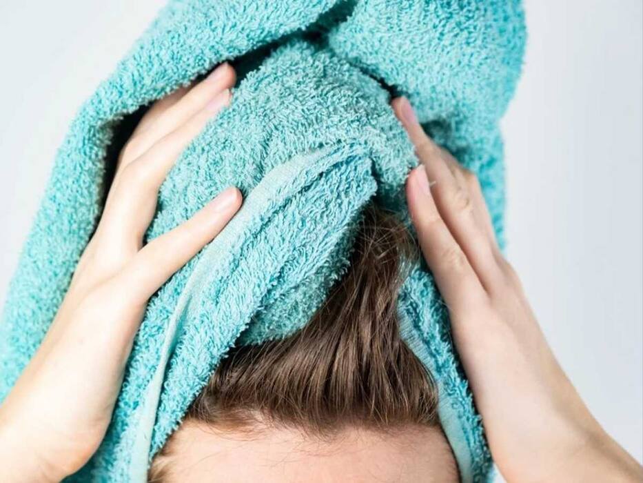 घर पर हेयर स्पा कैसे करें? बिना पार्लर जाए ही बाल हो जाएंगे सिल्की-स्मूथ