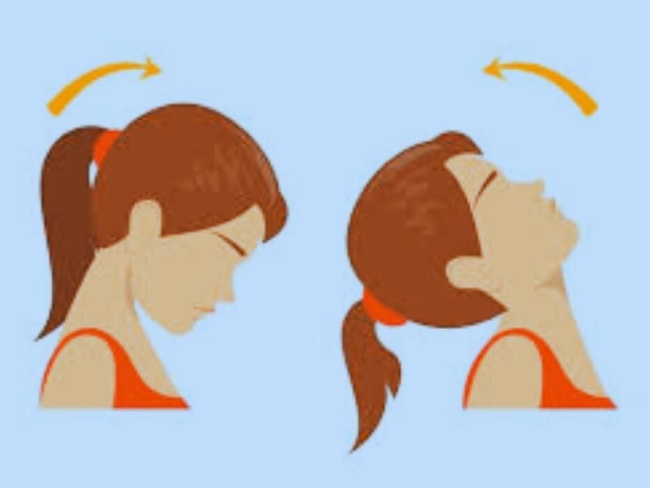 कुर्सी पर बैठे-बैठे गर्दन सुन्न हो जाती है तो करें 3 एक्सरसाइज, पहले जानें इसके 2 कारण