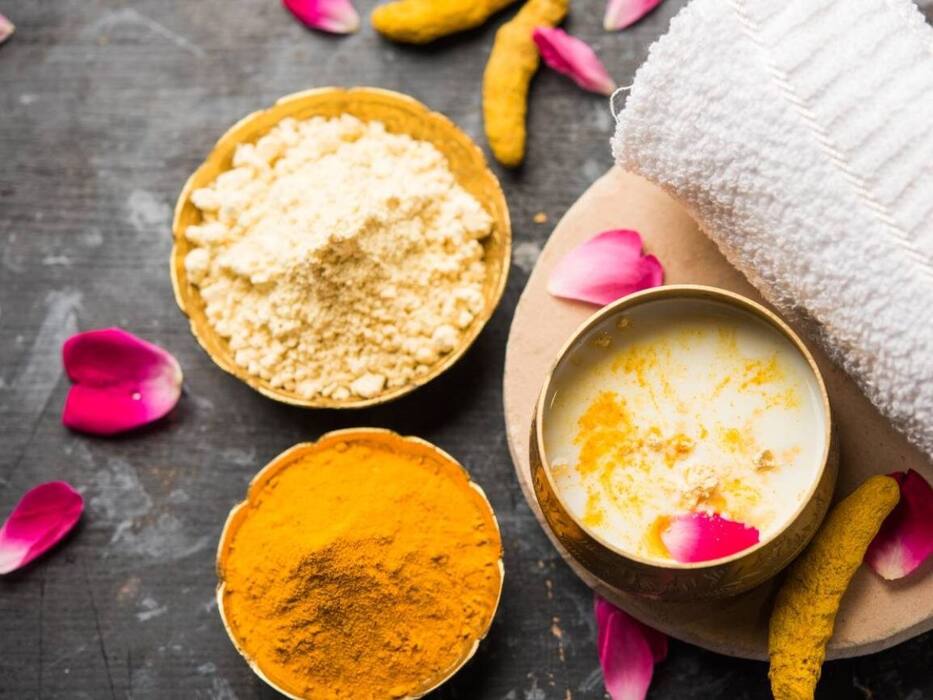 सुबह चेहरे पर कौन-से फेस पैक लगाएं? जानें 5, जिन्हें लगाने से निखर जाएगी त्वचा