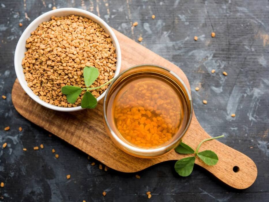 खाली पेट मेथी का पानी पीने से क्या होता है? जानिए मेथी का पानी पीने के फायदे