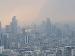 Delhi Air Pollution: 'गैस चैंबर' बनी दिल्ली, जहरीली हवा में सांस लेने से फूल रहा है लोगों का दम