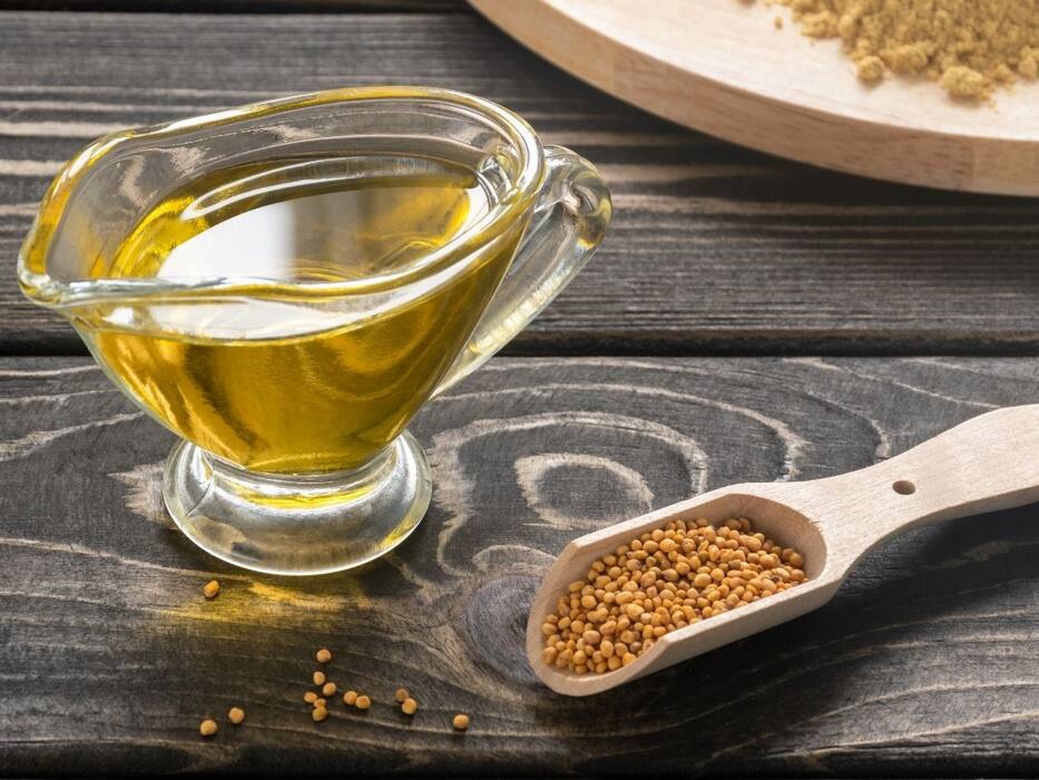 सरसों का तेल या कैस्टर ऑयल, तेजी से बाल बढ़ाने के लिए कौन सा तेल लगाना सही है?