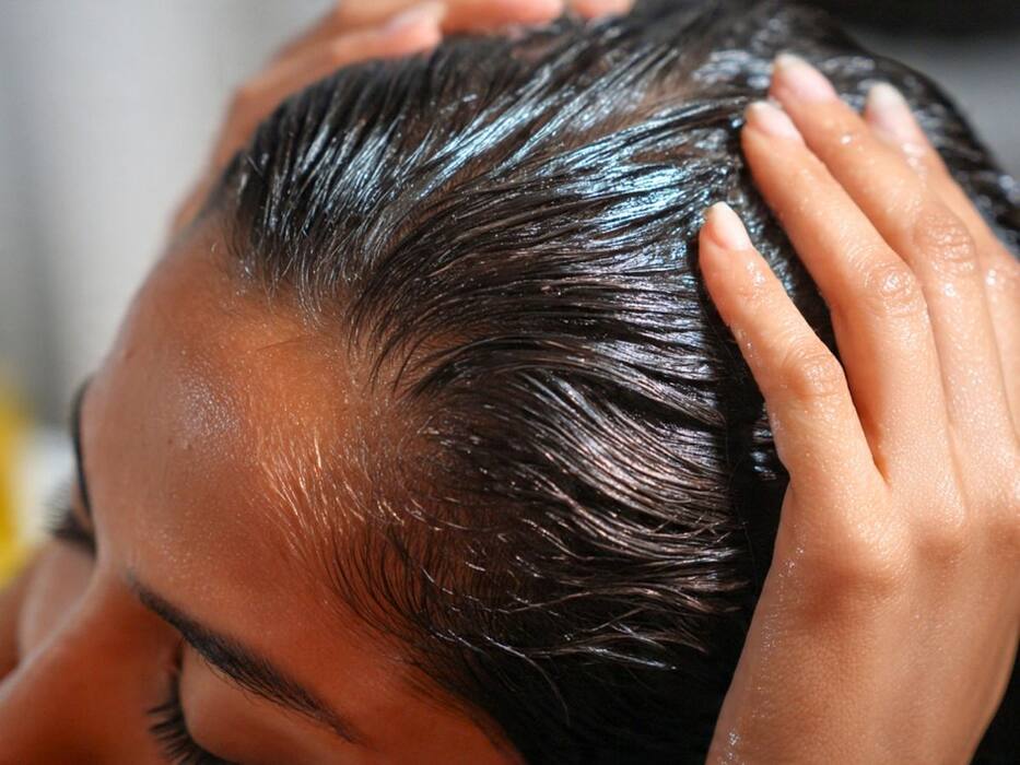 सिर में खुश्की हो जाए तो क्या करें? 5 उपाय देंगे साफ स्कैल्प, बालों को बनाएंगे हेल्दी
