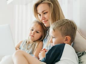 बारिश में बार- बार भीगने से बच्चा पड़ रहा है बीमार? पेरेंट्स फॉलो करें ये 5 टिप्स