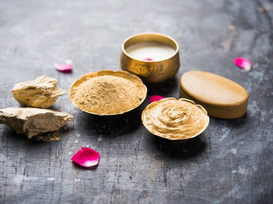 रात को सोने से पहले इन 4 तरीकों से लगाएं मुल्तानी मिट्टी, ऑयली स्किन से मिलेगा छुटकारा