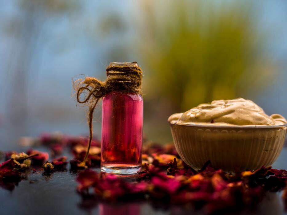 रात को सोने से पहले इन 4 तरीकों से लगाएं मुल्तानी मिट्टी, ऑयली स्किन से मिलेगा छुटकारा