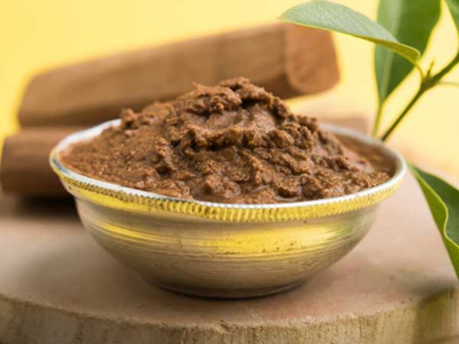 चेहरे की रेडनेस कम करने के लिए क्या लगाएं?