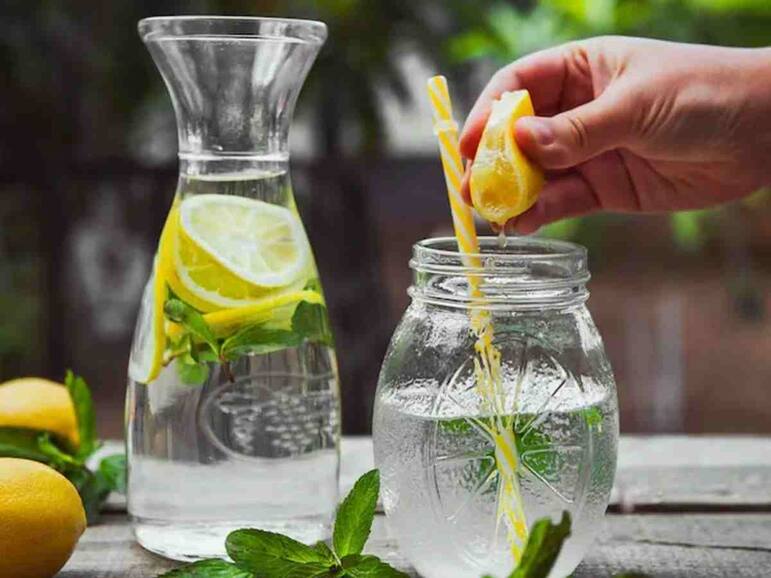 गर्मियों में पिएं नारियल पानी में मिलाकर नींबू, हीट स्ट्रोक से लेकर स्किन की परेशानी होगी कम