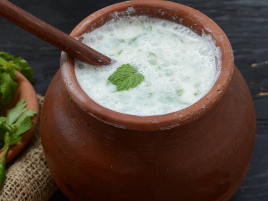हाइड्रेशन से लेकर पिंपल्स तक को दूर करती है छाछ, गर्मियों में पीने से मिलेंगे ये 5 फायदे