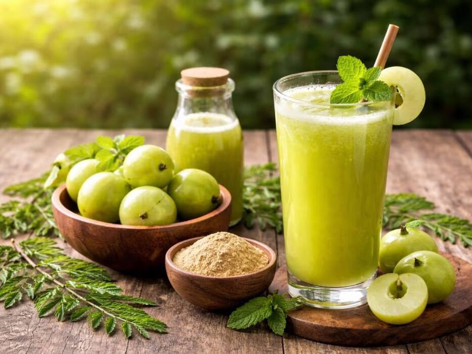 खाली पेट पिएं हल्दी और आंवले का जूस, सेहत के लिए होता है फायदेमंद