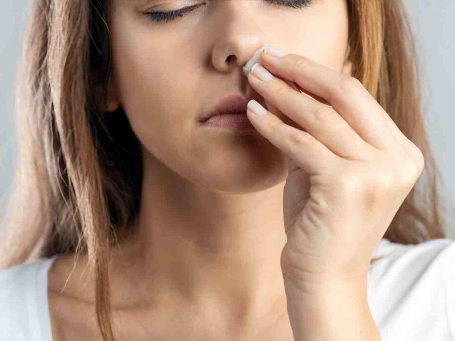 इन 4 विटामिन की कमी से सूखने लगती है नाक, Nose Bleeding और जलन की भी होती है परेशानी