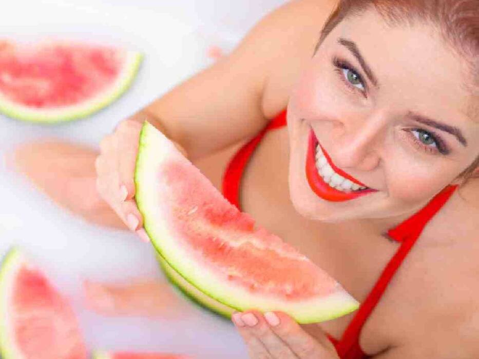 तरबूज से घर पर करें फेशियल, बस फॉलो करें ये 5 आसान स्टेप्स