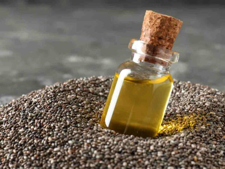 इन 5 तेल से चेहरे की गंदगी करें साफ, पिंपल्स और एक्ने की परेशानी भी होगी कम