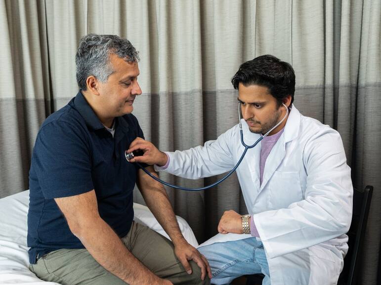गर्मियों में हार्ट हेल्थ का ख्याल कैसे रखें? 5 आम गलतियां जो बढ़ा सकती हैं हार्ट अटैक का खतरा
