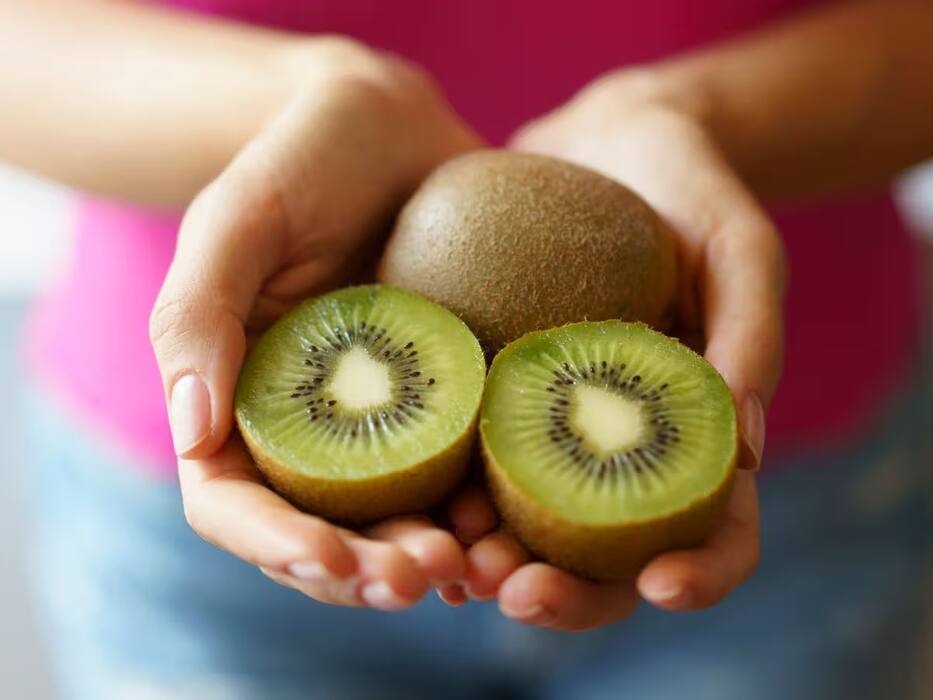 Kiwi vs Guava: क्या विदेशी फ्रूट खाना सिर्फ एक ट्रेंड है या फिर सच में इससे ज्यादा फायदे मिलते हैं