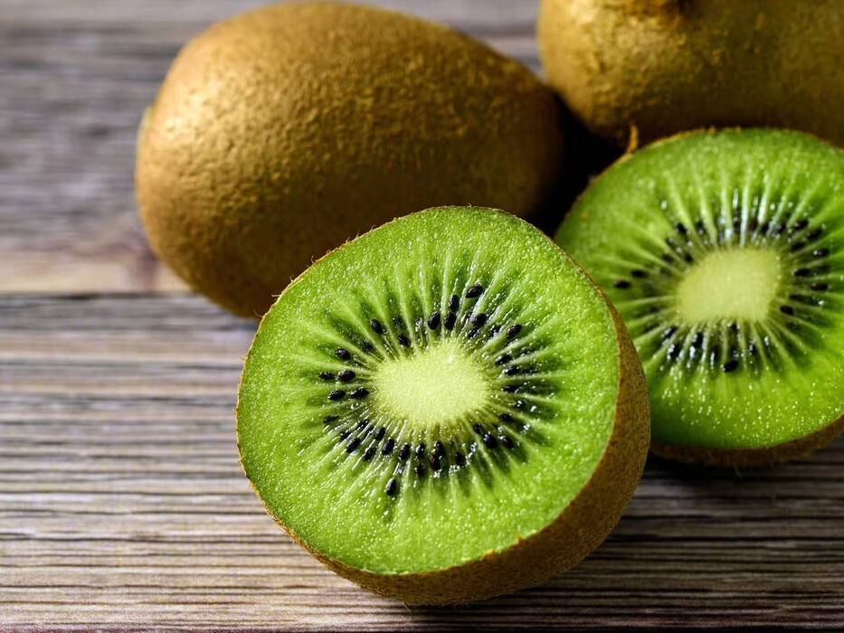 Kiwi vs Guava: क्या विदेशी फ्रूट खाना सिर्फ एक ट्रेंड है या फिर सच में इससे ज्यादा फायदे मिलते हैं