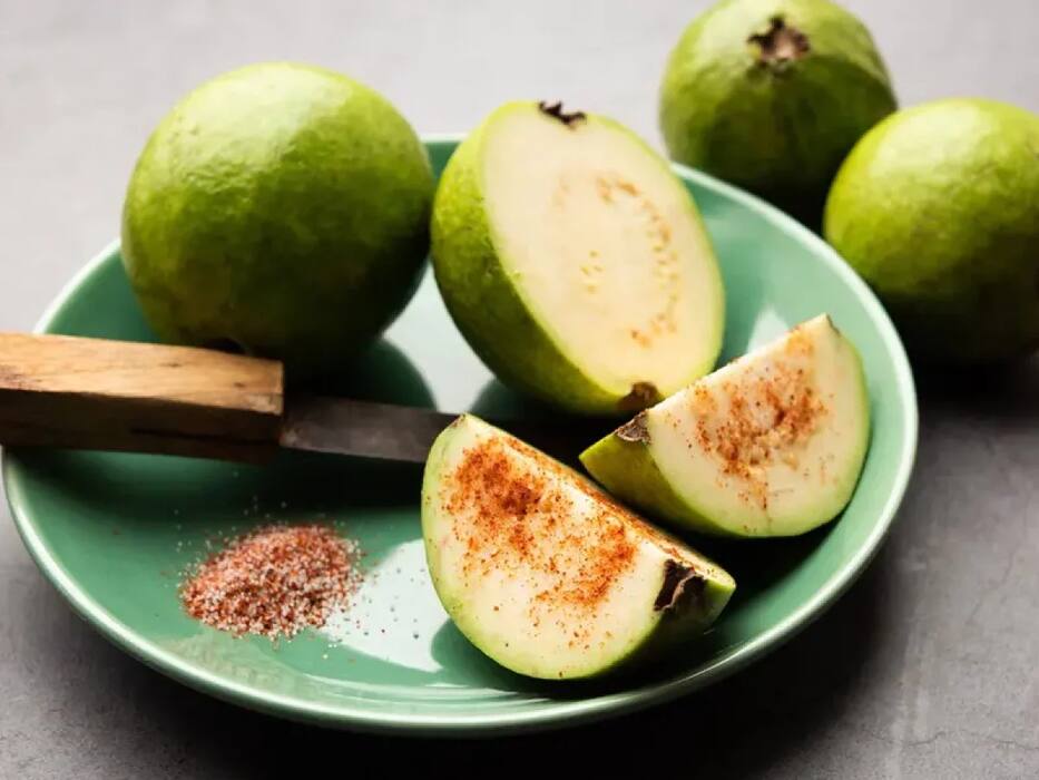 Kiwi vs Guava: क्या विदेशी फ्रूट खाना सिर्फ एक ट्रेंड है या फिर सच में इससे ज्यादा फायदे मिलते हैं