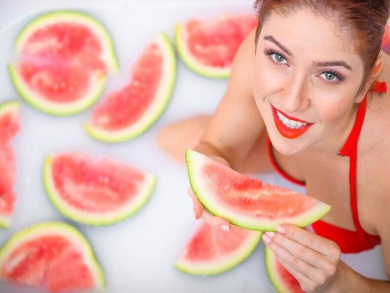 तरबूज का सफेद वाला हिस्सा खाना चाहिए या नहीं? जानें क्यों खास है Watermelon Rind