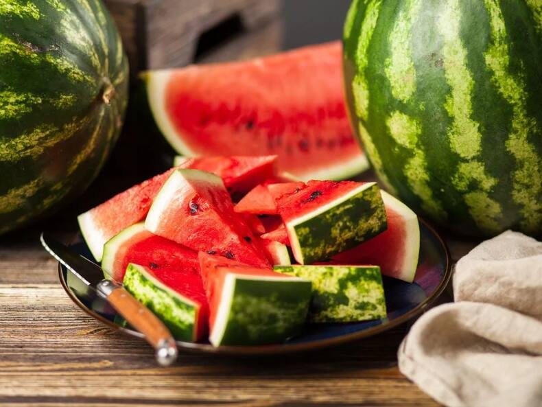 तरबूज का सफेद वाला हिस्सा खाना चाहिए या नहीं? जानें क्यों खास है Watermelon Rind