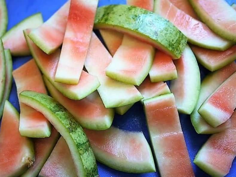 तरबूज का सफेद वाला हिस्सा खाना चाहिए या नहीं? जानें क्यों खास है Watermelon Rind