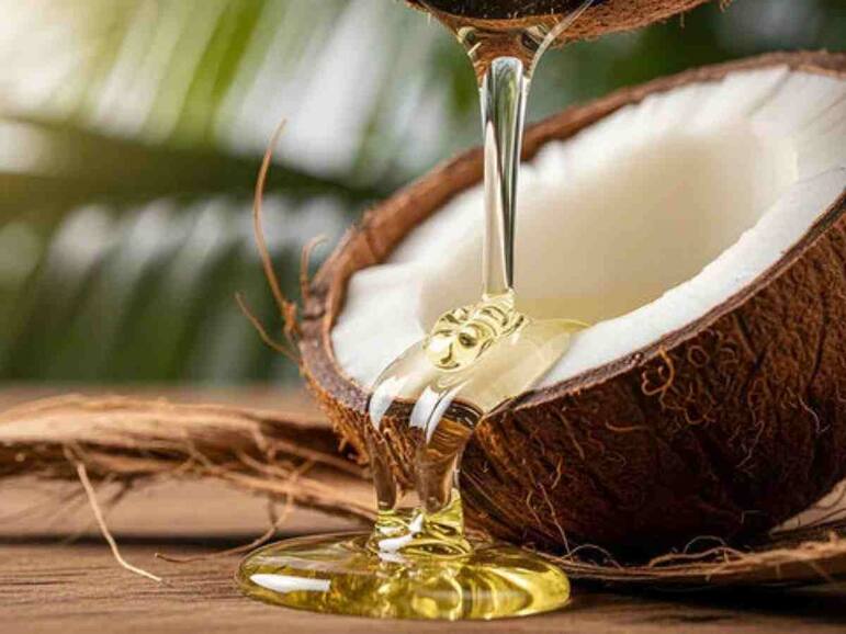 नहाने के बाद कौन सा तेल लगाना चाहिए? जानिए स्किन के लिए कौन-सा ऑयल है सबसे बेहतर