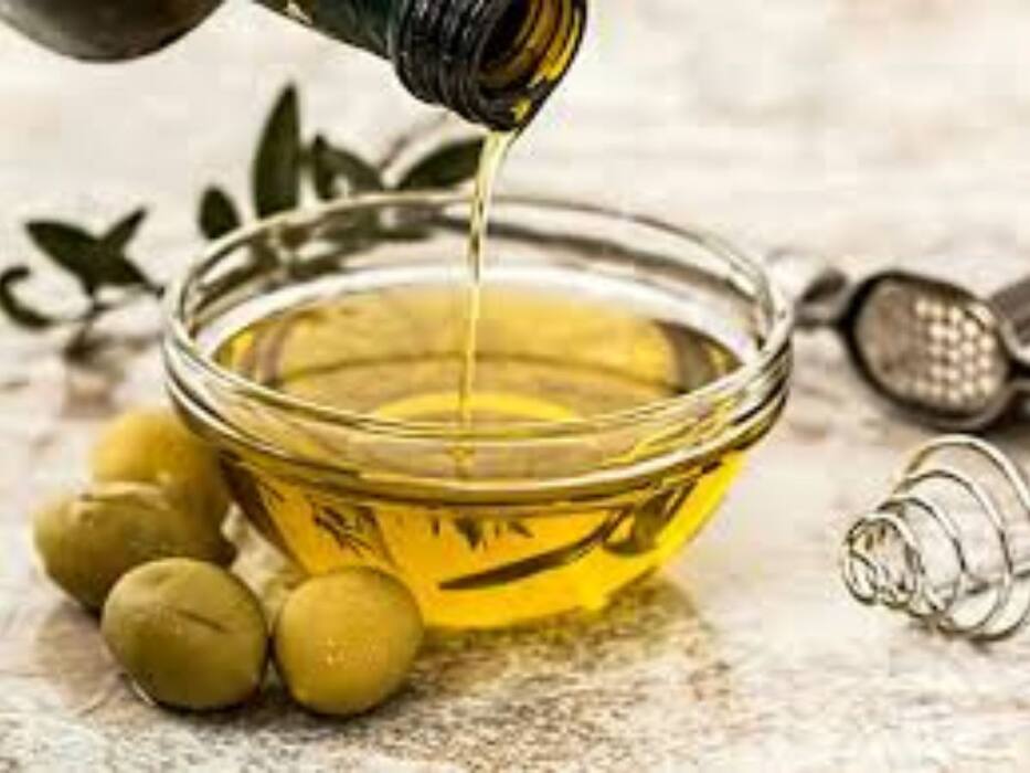 5 best natural oils for dry skin and hair for deep nourishment