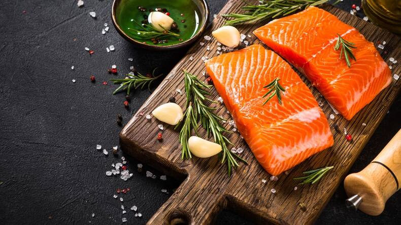 5 foods that reduce seasonal hair loss backed by science