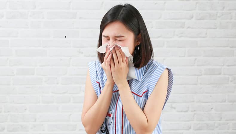घर से बाहर निकलते ही क्यों आने लगती है छींकें? जानिए इसके पीछे की वजह