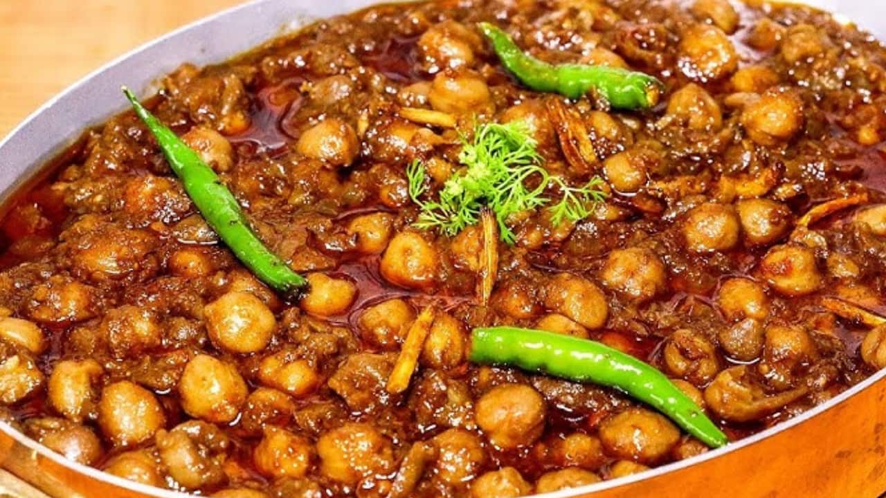छोले और राजमा में कार्बोहाइड्रेट होते हैं जो गैस का कारण बनते हैं।