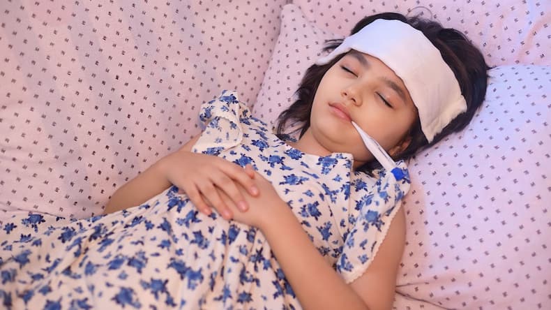 मानसून में बार-बार बीमार क्यों पड़ जाते हैं बच्चे? इस तरह से करें बचाव