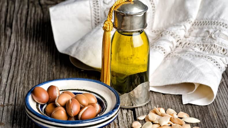 5 hair oils for frizzy hair in monsoon