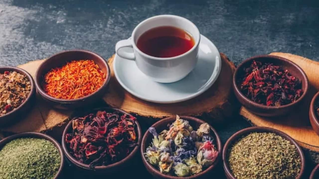 आयुर्वेदिक काढ़ा पीने से इम्यूनिटी मजबूत होती है।