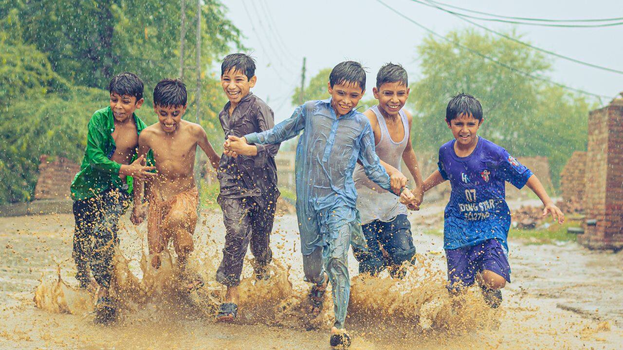 Childrein Plat in Rain