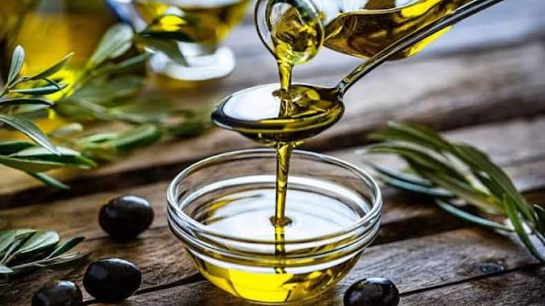5 hair oils for frizzy hair in monsoon