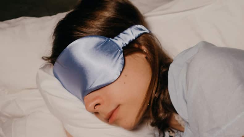 5 natural tips that may help reduce eye bags
