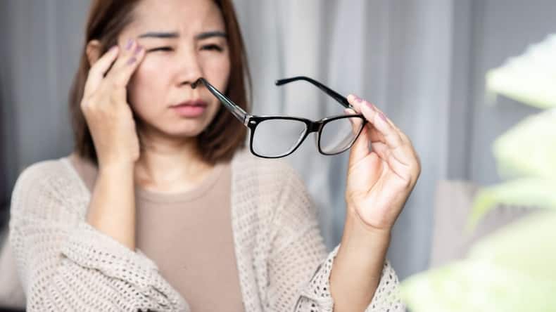 आंखों के सामने धुंधलापन और सिरदर्द किस बीमारी के संकेत हैं?